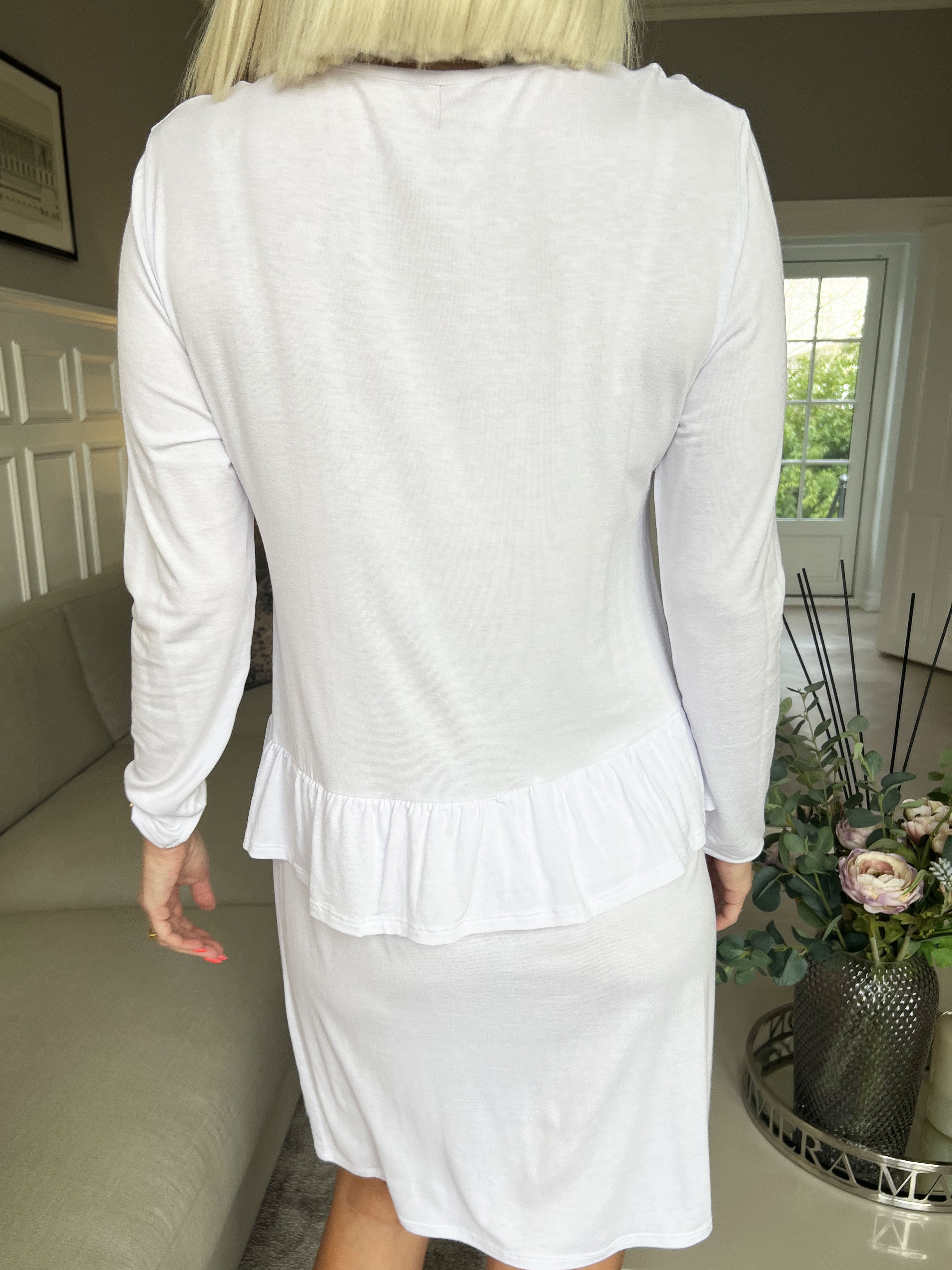 Vega - Ensfarvet jersey kjole med sød flæsekant